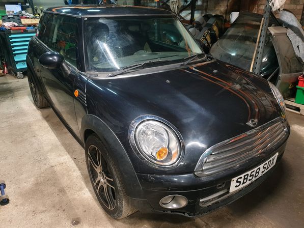 Breaking Mini Cooper D                                 2009 Front Right