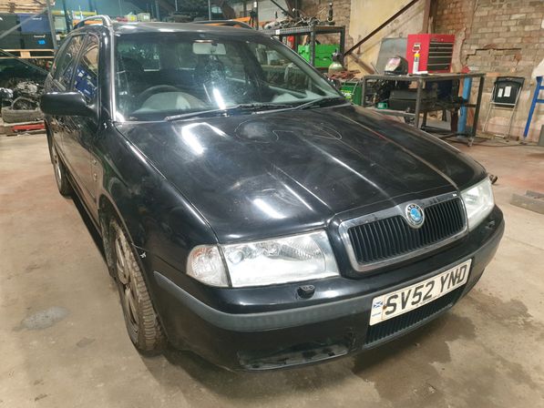 Breaking Skoda Octavia                                 2002 Front Right