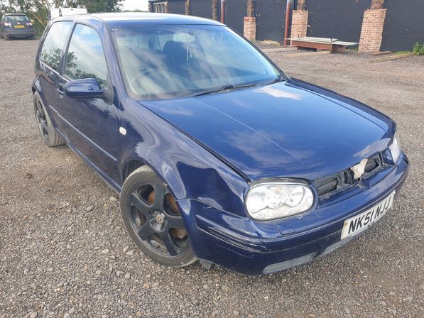 Breaking VW Golf                                 2001 Front Right