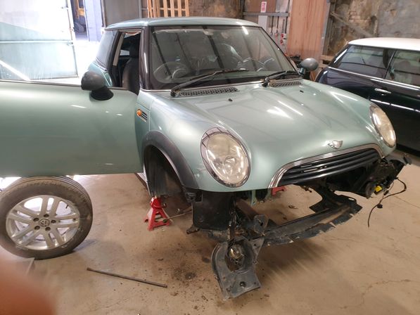 Breaking Mini Mini                                 2002 Front Right