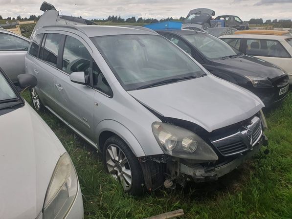 Breaking Vauxhall Zafira                                 2006 Front Right