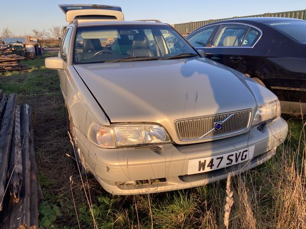 Breaking Volvo V70                                 2000 Front Right